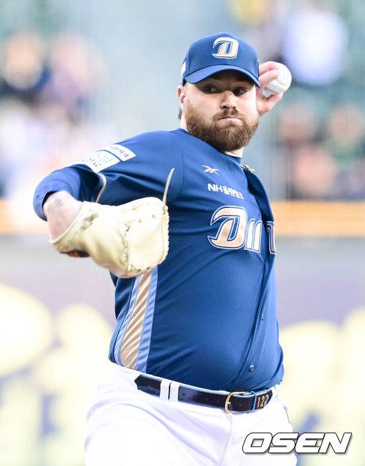 [OSEN=잠실, 김성락 기자] 23일 오후 서울 잠실야구장에서 2025 신한 SOL Bank KBO리그 LG 트윈스와 NC 다이노스의 경기가 열렸다.LG는 송승기, NC는 로건을 선발 투수로 내세웠다.1회말 NC 선발 로건이 마운드에 올라 힘차게 공을 뿌리고 있다. 2025.04.23 / ksl0919@osen.co.kr