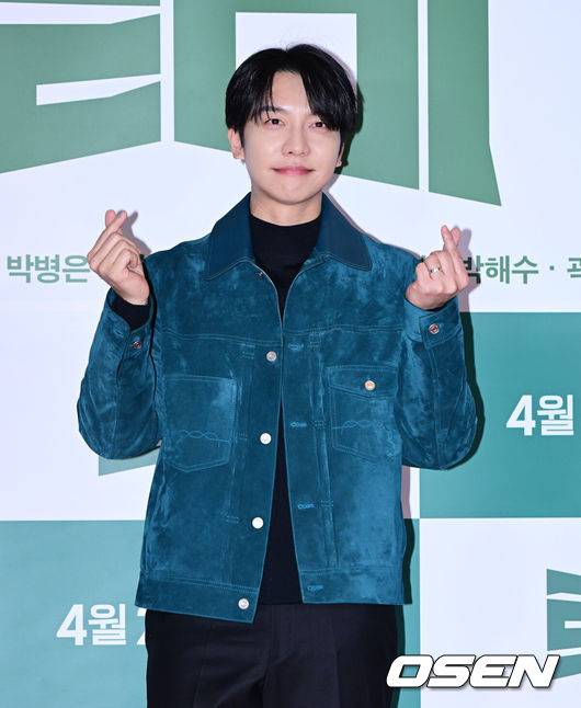 [OSEN=지형준 기자] 31일 오후 서울 잠실 롯데시네마 월드타워에서 영화 ‘로비’ VIP 시사회 포토월 행사가 열렸다.‘로비'는 연구밖에 모르던 스타트업 대표 창욱(하정우)이 4조 원의 국책사업을 따내기 위해 인생 첫&nbsp;로비&nbsp;골프를 시작하는 이야기. 오는 4월 2일 개봉.배우 이승기가 포토타임을 하고 있다. 2025.03.31 / jpnews@osen.co.kr
