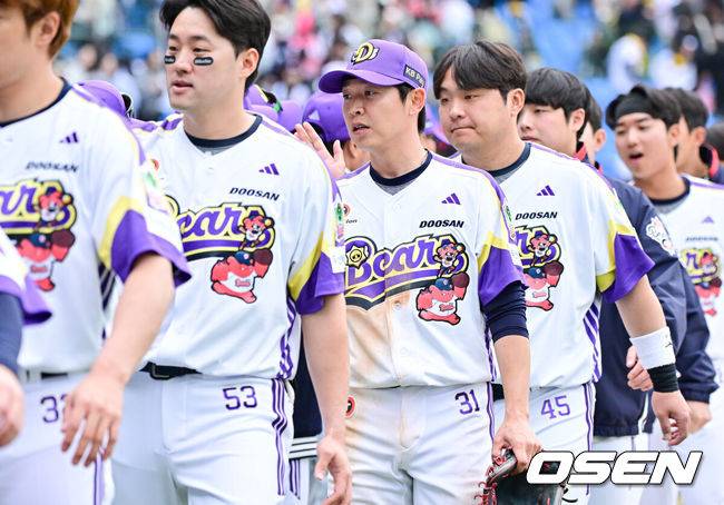 [OSEN=잠실, 박준형 기자]  2025년 5월 5일 잠실더비의 승자는 정수빈의 선물세트를 받은 두린이였다.&nbsp;프로야구 두산 베어스는 5일 서울 잠실구장에서 열린 2025 신한 SOL뱅크 KBO리그 LG 트윈스와의 어린이날 맞대결에서 5-2로 승리했다.&nbsp;경기종료 후 3안타 3득점 2타점 5출루 맹활약 펼친 두산 정수빈이 코칭스태프와 승리의 기쁨을 나누고 있다 . 2025.05.05 / soul1014@osen.co.kr