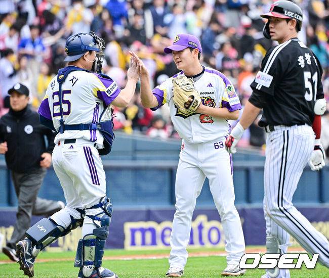 [OSEN=잠실, 박준형 기자]  2025년 5월 5일 잠실더비의 승자는 정수빈의 선물세트를 받은 두린이였다.&nbsp;프로야구 두산 베어스는 5일 서울 잠실구장에서 열린 2025 신한 SOL뱅크 KBO리그 LG 트윈스와의 어린이날 맞대결에서 5-2로 승리했다.&nbsp;경기종료 후 두산 김택연과 양의지가 승리의 기쁨을 나누고 있다.    2025.05.05 / soul1014@osen.co.kr