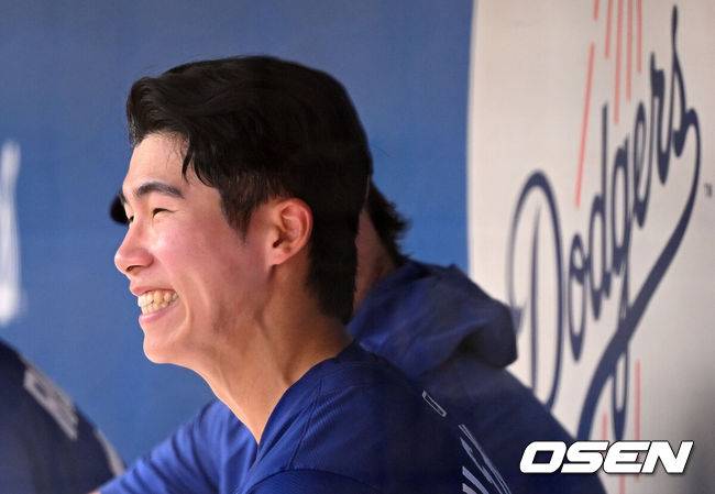 [OSEN=글렌데일(미국), 이대선 기자] '코리안 데이'였다.&nbsp;이정후(샌프란시스코 자이언츠)와 김혜성(LA 다저스)이 맞대결에서 나란히 맹활약했다. &nbsp;LA 다저스와 샌프란시스코 자이언츠는 2일(이하 한국시간) 미국 애리조나주 글렌데일의 캐멀백 랜치에서 2025 메이저리그 시범경기를 치렀다.&nbsp;이날 김혜성은 8번 유격수로,&nbsp;이정후는 3번 중견수로 각각 선발 출장했다. 이정후가 총알 2루타로 선제 타점을 올리자, 7푼 타율로 마음고생을 하던 김혜성은 시범경기 첫 홈런포를 터뜨렸다.LA 다저스 김혜성이 더그아웃에서 환하게 웃고 있다. 2025.03.02 / sunday@osen.co.kr