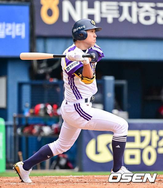 [OSEN=잠실, 박준형 기자]  5일 오후 서울 잠실구장에서 ‘2025 신한 SOL BANK KBO리그’ 두산 베어스와 LG 트윈스의 경기가 진행됐다.이날 경기에는 두산은 콜어빈을 LG은 송승기를 선발투수로 내세웠다.5회말 1사 1루 두산 정수빈이 1타점 적시 3루타를 날리고 있다 2025.05.05 / soul1014@osen.co.kr