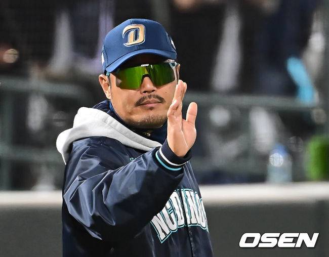 [OSEN=부산, 이석우 기자] 3일 부산 사직야구장에서 2025 신한 SOL 뱅크 KBO 리그 롯데 자이언츠와 NC 다이노스의 경기가 열렸다. 홈팀 롯데는 박진, 방문팀 NC는 신민혁이 선발 출전했다.NC 다이노스 이호준 감독이 롯데 자이언츠에 13-4로 승리, 하이파이브를 하고 있다. 2025.05.03 / foto0307@osen.co.kr