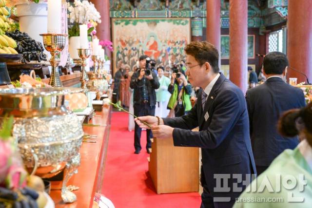 ▲노관규 순천시장이 불기 2569년 부처님오신날인 5일 송광사를 방문해 헌화하고 있다.ⓒ순천시