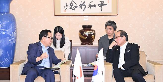지난 3일 홍성주(왼쪽) 경제부시장이 마쓰이 가즈미 히로시마 시장과 환담을 나누고 있다. 대구시 제공