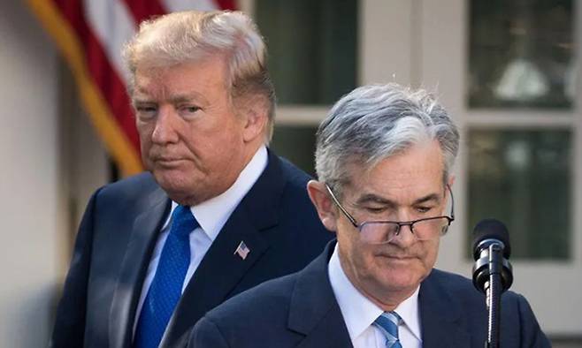 미국의 도널드 트럼프 대통령(왼쪽)과 연방준비제도(연준·Fed)의 제롬 파월 의장. 게티이미지 제공