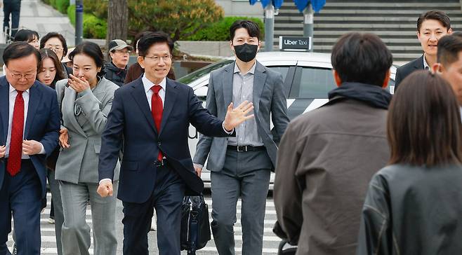 어린이날인 5일 서울 종로구 광화문광장에서 2025 광화문 가족동행 축제 펀펀한 광화문광장이 열린 가운데 국민의힘 김문수 대선 후보가 행사장으로 향하며 시민들에게 인사를 하고 있다.