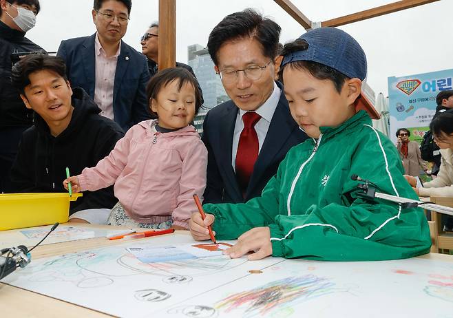 어린이날인 5일 서울 종로구 광화문광장에서 2025 광화문 가족동행 축제 펀펀한 광화문광장이 열린 가운데 국민의힘 김문수 대선 후보가 어린이들의 그림을 감상하고 있다.