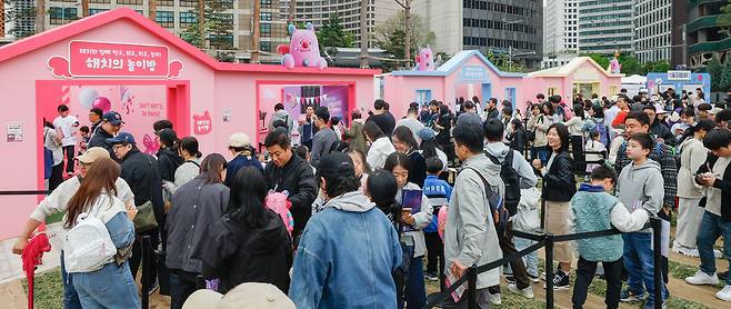 부처님오신날이자 어린이날인 5일 서울 중구 서울광장에서 책읽는 서울광장이 열린 가운데 시민과 어린이들이 놀이시설을 이용하고 있다.