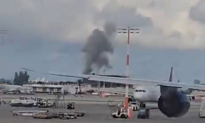 4일(현지시간) 예멘 친이란 반군 후티의 미사일 공격을 받은 이스라엘 텔아비브의 벤구리온 국제공항에서 연기가 피어오르고 있다. 텔아비브=신화연합뉴스