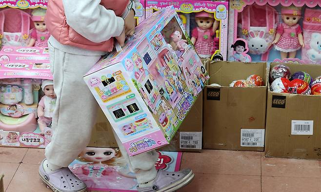 지난 4일 서울 종로구 동대문 문구·완구 도매 종합시장을 찾은 한 어린이가 장난감을 들고 이동하고 있다. 뉴시스