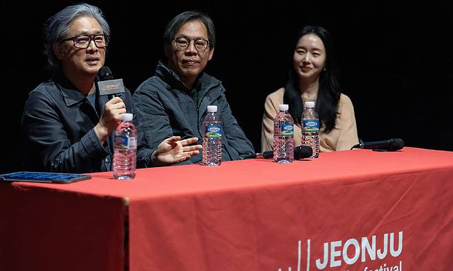 박찬욱 감독(왼쪽부터), 박찬경 감독, 이정현 배우 관객과의 대화.
