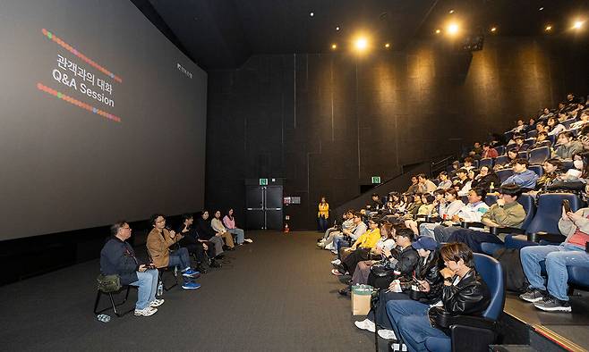 ‘바다호랑이’ 상영 후 관객과의 대화 현장을 가득 채운 관객들