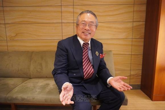 일본 통신·인터넷 산업의 개척자로 불리는 센모토 사치오 연쇄 창업가가 지난 1일 도쿄 오쿠라호텔 로비에서 서울신문과 인터뷰 하고 있다. 그는 인터뷰 내내 “주도면밀하게 준비하고 과감하게 리스크를 취하라”고 강조했다.