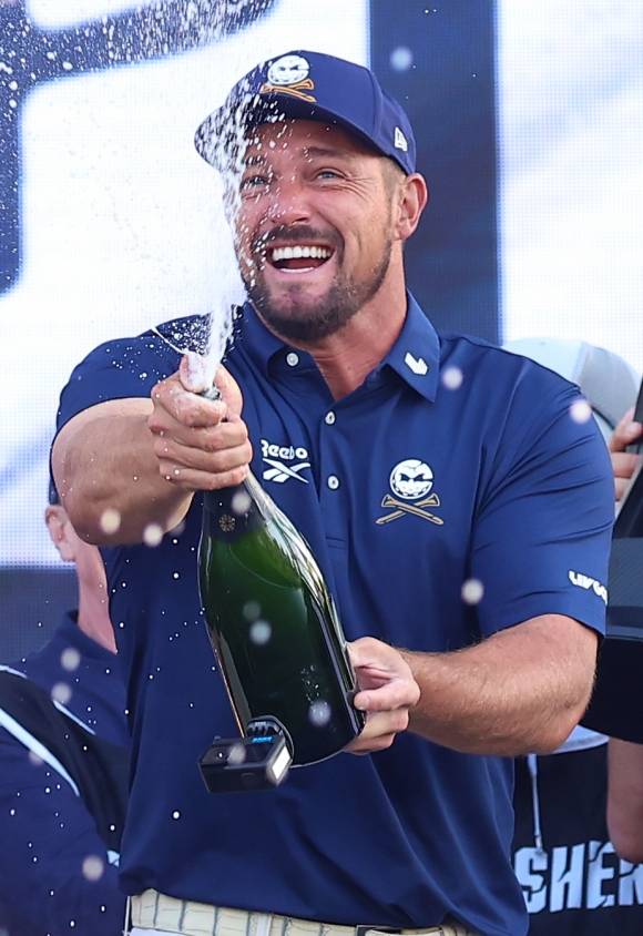 샴페인 터뜨린 디섐보 - 브라이슨 디섐보가 4일 인천 송도 잭니클라우스 골프클럽에서 끝난 LIV 골프 코리아에서 최종 합계 19언더파 197타로 우승을 차지한 뒤 샴페인을 터뜨리고 있다. 연합뉴스
