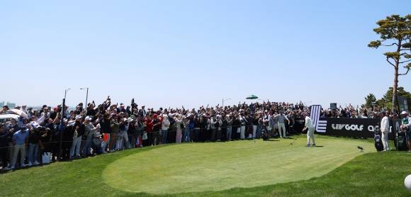 와~ 디섐보 보자 1만 2000명… 콘서트장 된 골프 클럽 - 세계적인 장타자 브라이슨 디섐보가 4일 인천 연수구 잭니클라우스 골프클럽에서 열린 ‘LIV 골프 코리아’ 3라운드 2번 홀에서 구름 관중의 시선을 한 몸에 받으며 티샷을 준비하고 있다. 이날 하루에만 1만 2000여명의 갤러리가 LIV 골프 대회 현장을 찾은 것으로 알려졌다. 연합뉴스