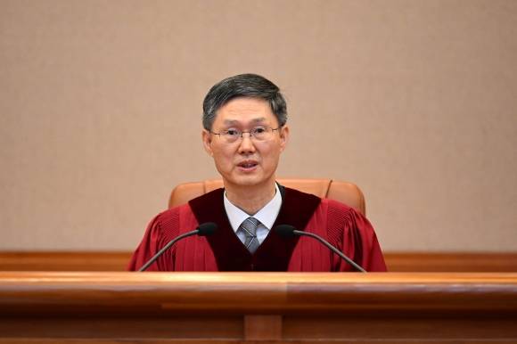 문형배 헌법재판소장 권한대행이 4일 서울 종로구 헌법재판소 대심판정에서 열린 윤석열 대통령 탄핵심판 선고에 입장해 있다. 사진공동취재단