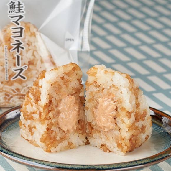 일본 패밀리마트가 출시한 ‘김 없는 무스비’의 한 종류인 ‘연어 마요네즈 무스비’. 자료 : 일본 패밀리마트 홈페이지