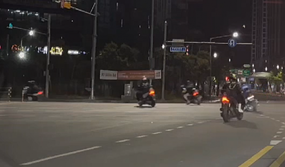 5일 새벽 대구 도심을 달리는 소규모 폭주족. 대구경찰청 제공