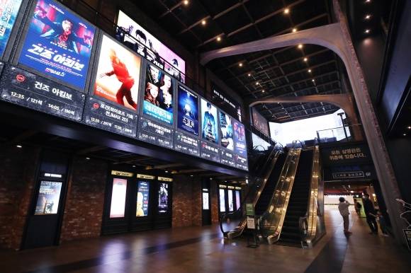 한산한 영화관 - 2020년 4월 코로나19 여파로 한산한 영화관의 모습. 연합뉴스