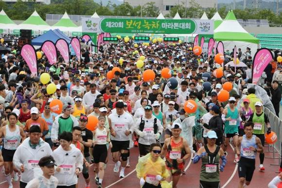 ‘제20회 보성녹차마라톤’ 대회에서 전국 마라토너들이 뛰고 있다.