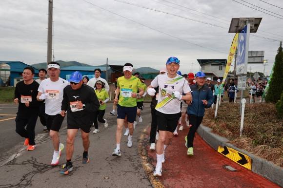 ‘제20회 보성녹차마라톤’ 대회에서 김철우 군수가 마라토너들과 힘차게 달리고 있다.