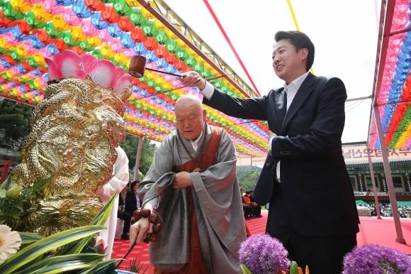 이준석 후보, 대구 동화사 찾아 관불 의식 - 이준석 개혁신당 대선후보(오른쪽)가 5일 오전 대구 동구 동화사 통일대불광장에서 열린 불기 2569년 부처님 오신 날 봉축대법회에 참석해 의현 스님과 관불 의식을 하고 있다. 2025.5.5. 뉴스1