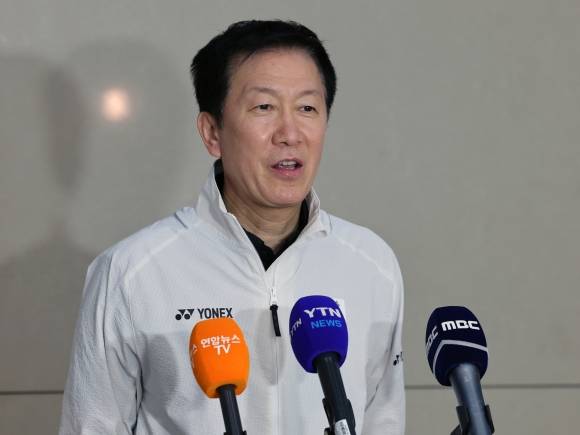 소감 밝히는 박주봉 대한민국 배드민턴 대표팀 감독 - 박주봉 대한민국 배드민턴 대표팀 감독이 5일 오후 인천국제공항을 통해 입국, 취재진 질문에 답하고 있다. 대한민국 대표팀은 지난 4일 중국 샤먼에서 열린 세계혼합단체선수권대회(수디르만컵) 결승에서 중국에 1-3으로 패해 준우승을 거뒀다. 2025.5.5/뉴스1