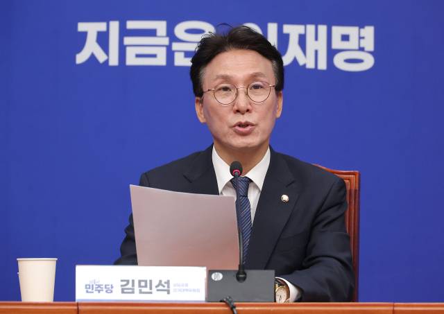 김민석 더불어민주당 상임공동선거대책위원장이 4일 국회에서 열린 기자간담회에서 발언하고 있다. 연합뉴스