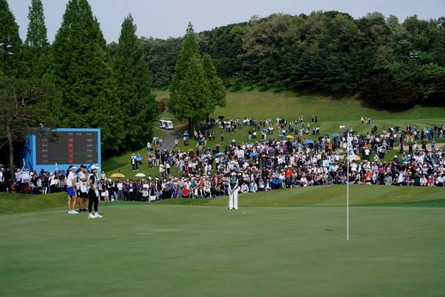 2024년 대회 최종 라운드 18번 홀 챔피언조의 경기 모습.
