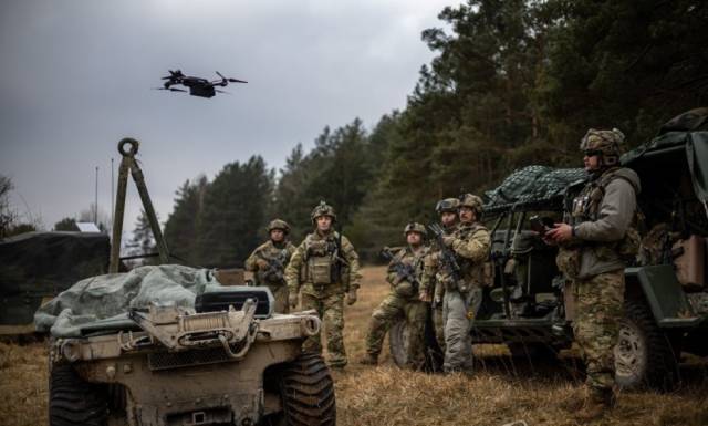 독일 바이에른주 호헨펠스의 훈련장에서 실시된 훈련에서 미 육군 병사들이 드론을 운전하고 있다. 연합뉴스