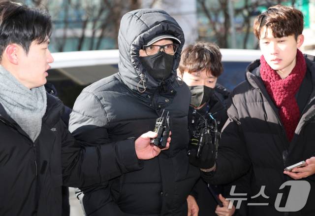 2018년 지방선거 당시 공천을 받게 해주겠다며 거액을 수수한 혐의를 받는 무속인 건진법사 전성배 씨가 지난 1월 9일 서울 양천구 남부지방법원에서 열린 구속 전 피의자심문(영장실질심사)에 출석하고 있다. 뉴스1