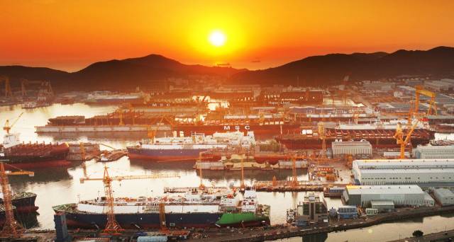 경남 거제시 한화오션 옥포조선소에 2025년 을사년(乙巳年)의 태양이 힘차게 떠오르고 있다. 거제=오승현 기자