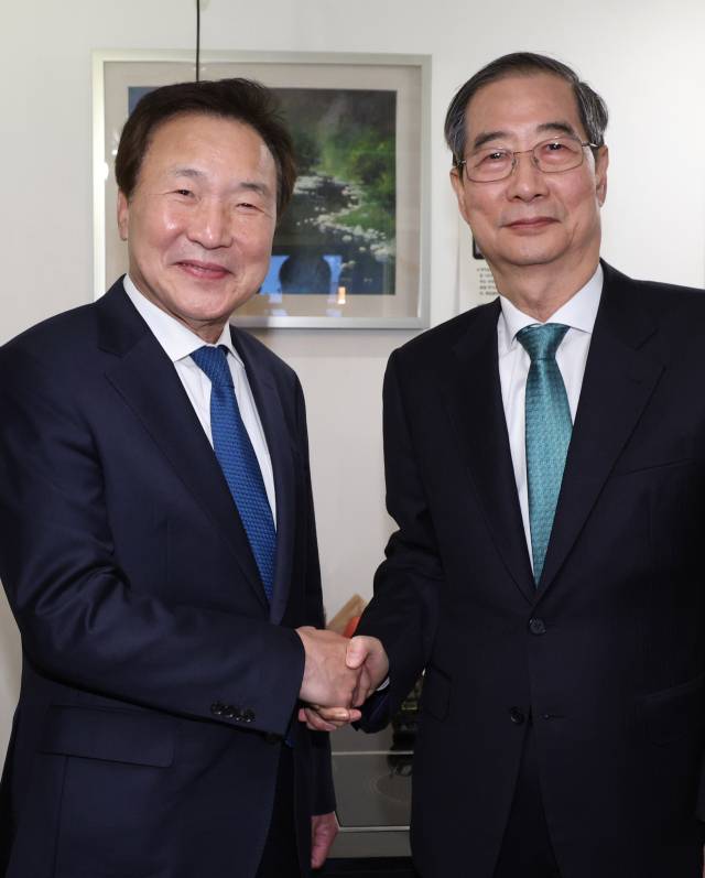 한덕수 무소속 대선 예비후보와 손학규 전 민주당 대표가 5일 서울 종로구 한 식당에서 만찬 회동을 하고 있다. 연합뉴스