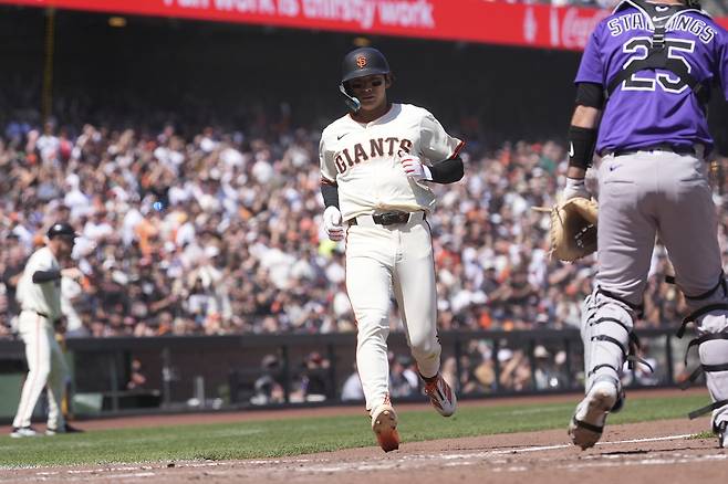 샌프란시스코 이정후가 5일 홈 콜로라도전 7회말 홈을 밟고 있다. AP연합뉴스