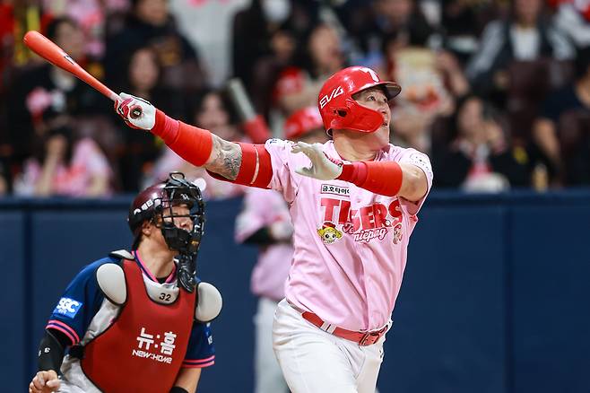 KIA 최형우가 5일 고척 키움전 6회초 통산 400호 홈런을 때려내고 있다. KIA 타이거즈 제공