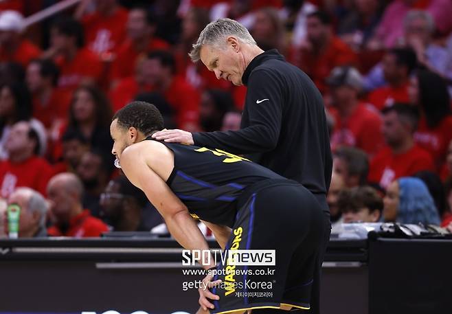 ▲ 커리와 스티브 커 감독(왼쪽부터).