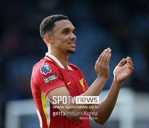 리버풀은 구단 공식 페이지를 통해 “알렉산더-아놀드가 이번 여름 현재 계약이 만료됨에 따라 리버풀을 떠나겠다는 뜻을 구단에 통보했다. 오는 2025년 6월 30일 계약 종료와 함께 20년에 걸친 리버풀과의 인연을 마무리짓게 된다”라고 발표했고,&nbsp;알렉산더-아놀드는까지 "무엇보다도 먼저, 이 결정은 결코 쉽지 않았고 많은 고민과 감정이 담긴 선택이었다고 말하고 싶다. 저는 20년 동안 리버풀에서 뛰며 모든 순간을 사랑했고, 제 모든 꿈을 이곳에서 이뤘다. 이제는 새로운 변화와 도전이 필요하다고 느꼈고 지금이 그 적기라고 생각했다"라고 말하면서 올여름 자유계약대상자로 떠나는 게 확정됐다