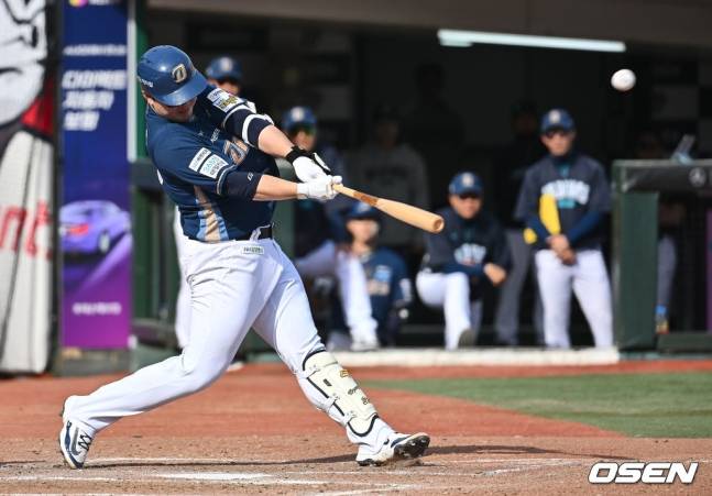 NC 김형준이 4일 사직 롯데전에서 7회 역전 3점 홈런을 터트리고 있다.