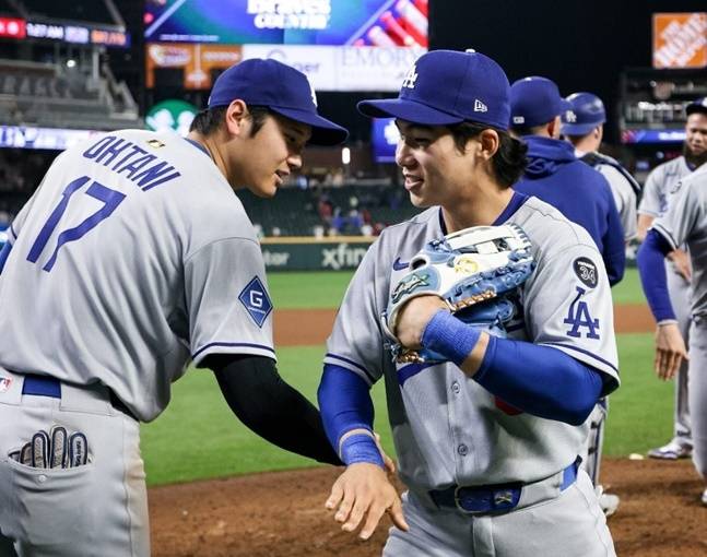 오타니 쇼헤이가 자신의 SNS에 김혜성과 하이파이브를 하는 사진을 올렸다. /사진=오타니 쇼헤이 공식 SNS 갈무리