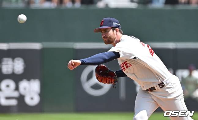 롯데 찰리 반즈가 4일 사직 NC전에서 투구하고 있다.