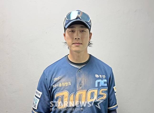 NC 천재환이 4일 사직 롯데전 승리 후 취재진과 인터뷰를 하고 있다. /사진=양정웅 기자