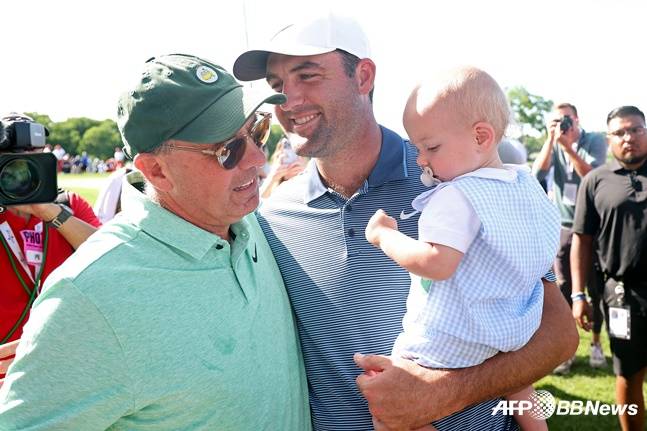우승을 차지한 셰플러(가운데)가 아버지, 아들과 함께 기쁨을 나누고 있다. /AFPBBNews=뉴스1