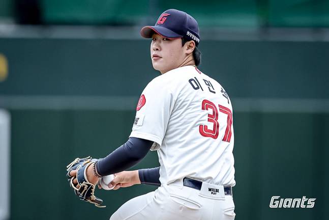 롯데 이민석이 5일 사직 SSG전에서 역투하고 있다. /사진=롯데 자이언츠 제공