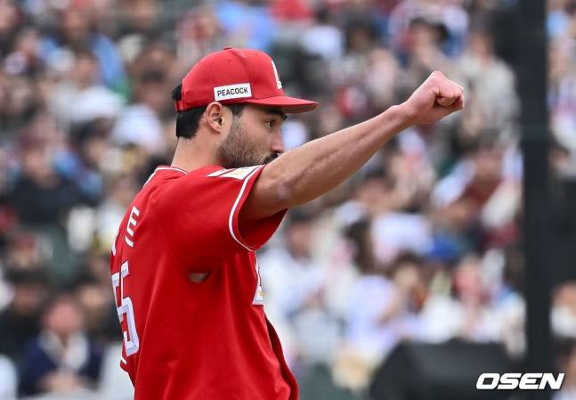 SSG 화이트가 5일 사직 롯데전에 나서고 있다.