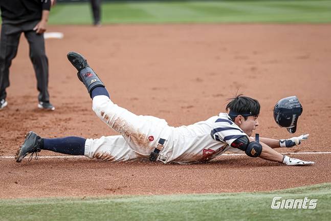 롯데 황성빈이 5일 사직 SSG전에서 1회말 기습번트 시도 후 1루에 헤드퍼스트 슬라이딩으로 들어오고 있다. /사진=롯데 자이언츠 제공