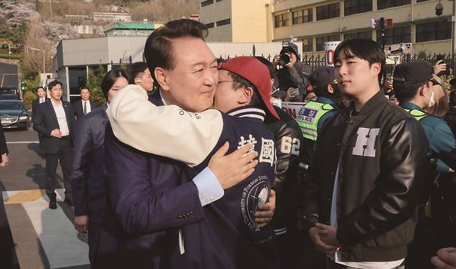 파면된 대통령이 관저를 떠나면서 왜 그런 포퍼먼스를 펼쳤을까.[사진｜뉴시스]