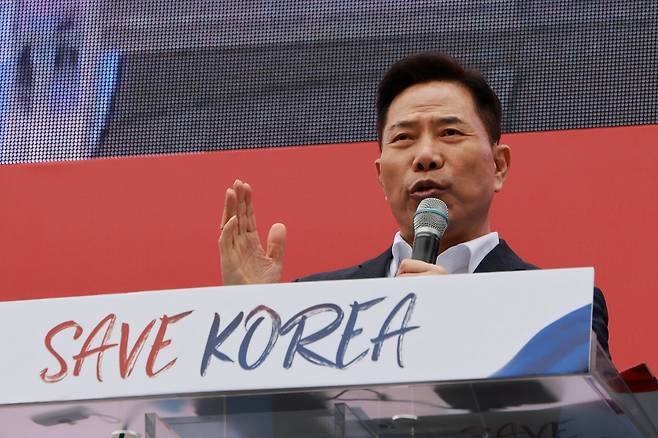 지난 3월 1일 서울 여의대로에서 진행된 세이브코리아 ‘3·1절 국가비상기도회’에서 손현보 목사가 윤석열 대통령 탄핵 기각을 촉구하고 있다. 연합뉴스