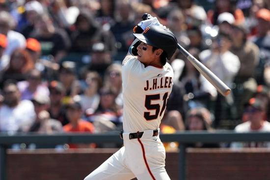 샌프란시스코 자이언츠 외야수 이정후가 5일 미국 캘리포니아주 샌프란시스코 오라클 파크에서 열린 2025 메이저리그 콜로라도 로키스와 홈 경기에 3번 타자 중견수로 선발 출전해 3타수 무안타 1사구 1타점 1득점을 기록했다. 샌프란시스코는 선발 투수 로건 웹의 7이닝 퀄리티 스타트 플러스 쾌투와 아다메스의 연속 타석 홈런에 힘입어 9-3 대승으로 3연승을 달렸다. 연합뉴스