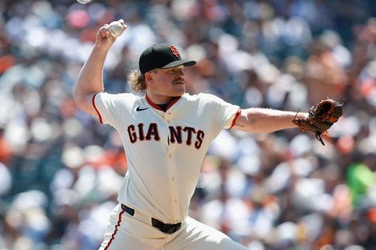 샌프란시스코 자이언츠 외야수 이정후가 5일 미국 캘리포니아주 샌프란시스코 오라클 파크에서 열린 2025 메이저리그 콜로라도 로키스와 홈 경기에 3번 타자 중견수로 선발 출전해 3타수 무안타 1사구 1타점 1득점을 기록했다. 샌프란시스코는 선발 투수 로건 웹의 7이닝 퀄리티 스타트 플러스 쾌투와 아다메스의 연속 타석 홈런에 힘입어 9-3 대승으로 3연승을 달렸다. 연합뉴스